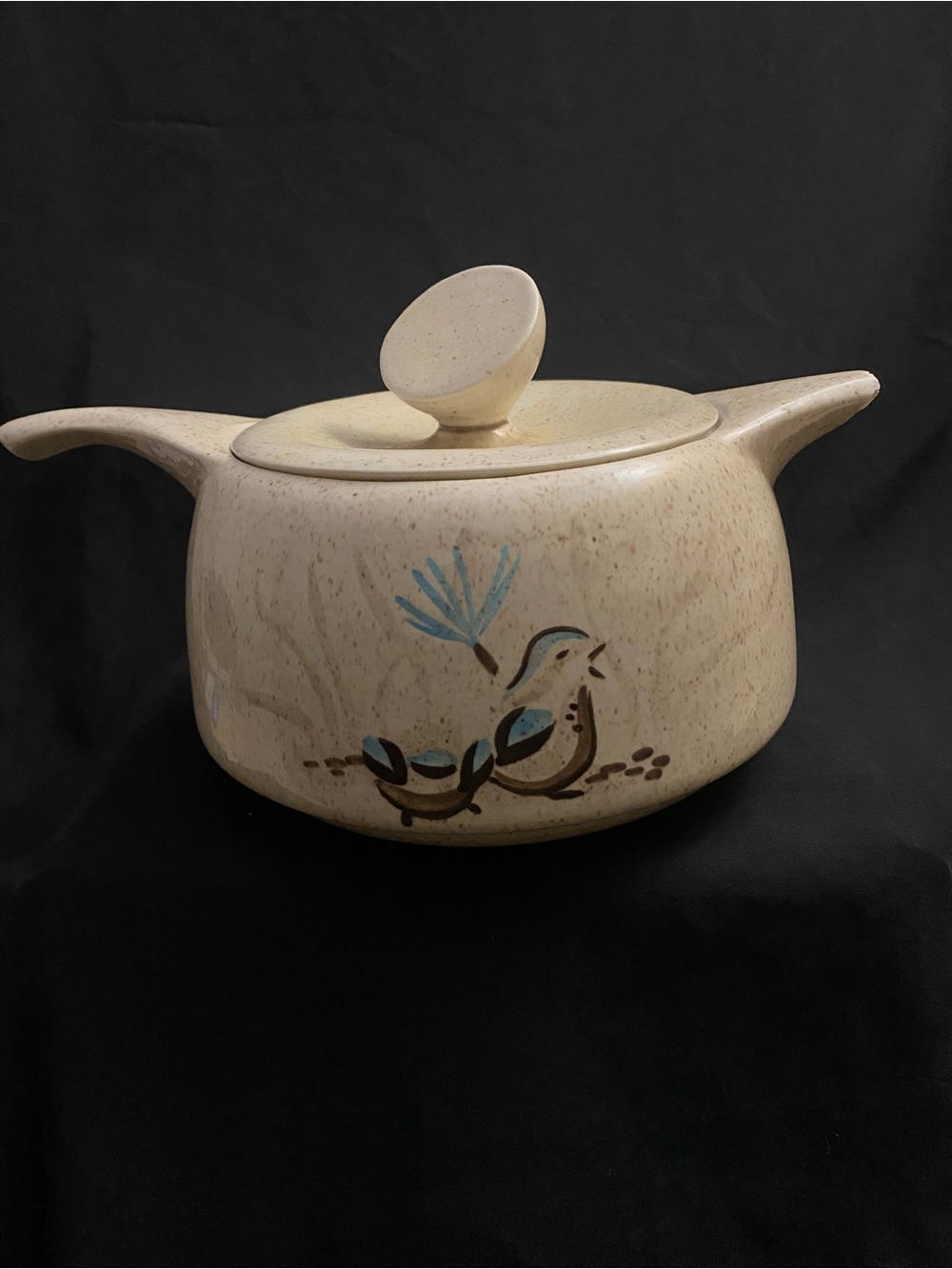 Red Wing USA Beige Speckled Bird
Round Ceramic Casserole Dish w/ Lid & Handles